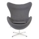 Replika židle na vejce s podnožkou od designéra Arne Jacobsen
